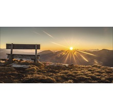 Holzbank auf einem Berg mit Blick auf die Landschaft bei Sonnenaufgang