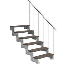 Treppe mit Holzstufen und Metallgeländer