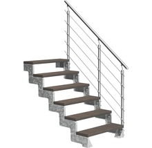 Treppe mit Holzstufen und Metallgeländer