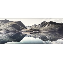 Panoramaaufnahme einer Berglandschaft mit Spiegelung im Wasser