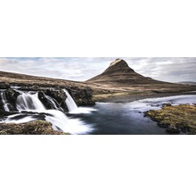Landschaft mit Wasserfall und Berg