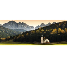 Landschaft mit Kirche, Wald und Bergen