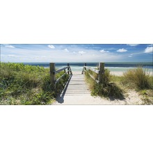 Holzsteg führt zum Strand mit Meerblick