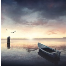 Ein Boot auf einem ruhigen See bei Sonnenaufgang