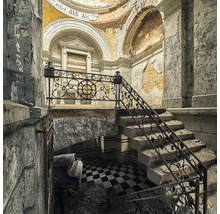 Innenraum eines verlassenen Gebäudes mit Treppe, Klavier und dekorativen Elementen