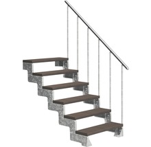 Außentreppe mit Holzstufen und Metallgeländer