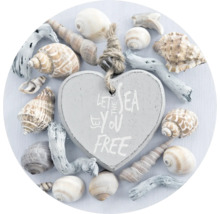 Dekoration mit Muscheln, Treibholz und einem Herz mit der Aufschrift ''Let the sea set you free''.