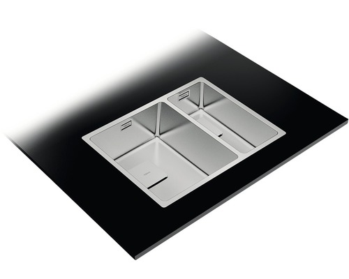 Edelstahlspüle mit zwei Becken auf einer Arbeitsplatte