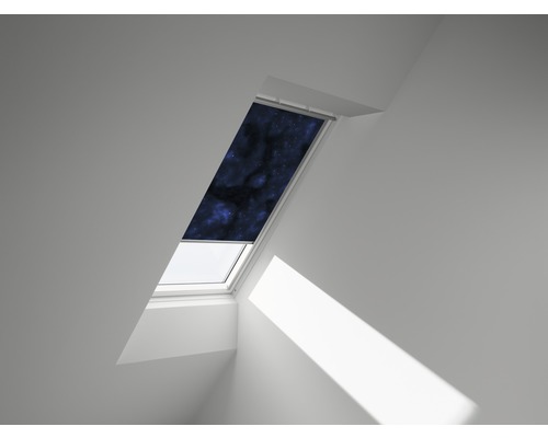 Dachfenster mit Rollo mit Sternenmuster in einem Dachgeschossraum