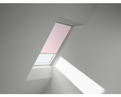 Dachfenster mit Rollo im Raum