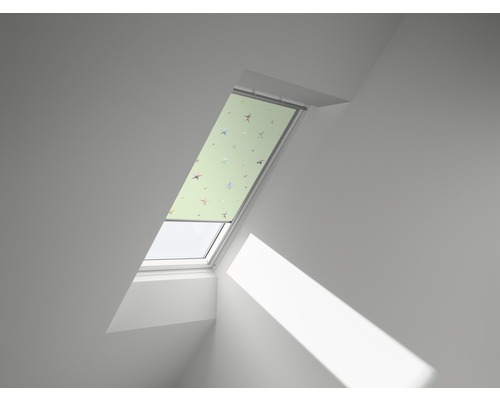 Dachfenster mit Rollo, das mit Sternen verziert ist