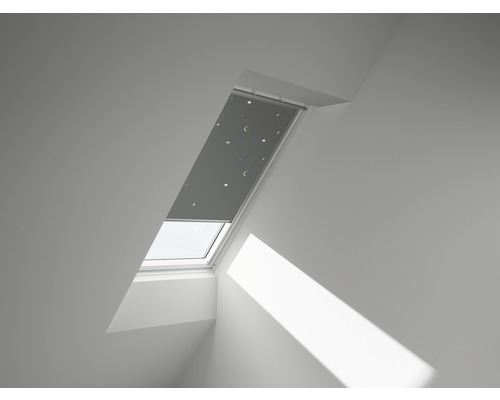 Dachfenster mit Verdunkelungsrollo und Sternenmuster