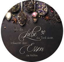 Dekorative Unterlage mit dem Spruch Wo die Liebe den Tisch deckt, schmeckt das Essen am besten und verschiedenen Teesorten auf Löffeln
