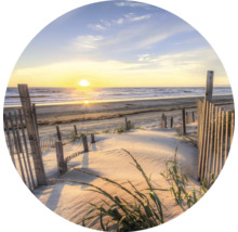 Strandlandschaft bei Sonnenaufgang mit Sand, Gras und Holzzaun