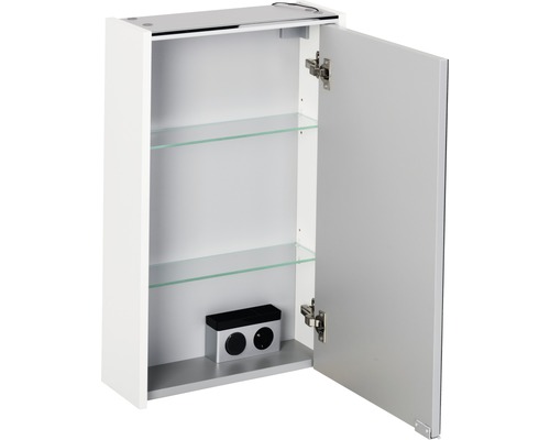 Offener weißer Spiegelschrank mit zwei Glasböden und Steckdosenelement