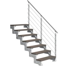 Treppe mit Metallrahmen und Handlauf