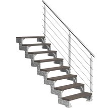 Treppe mit Stahlgeländer und Holzstufen