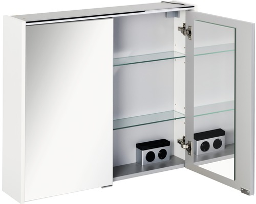 Geöffneter Spiegelschrank mit Ablagen und Steckdosen für das Badezimmer