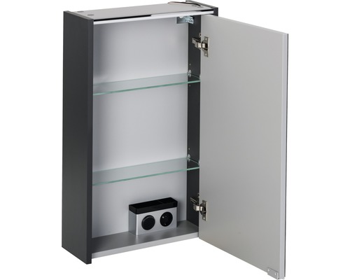 Geöffneter grauer Spiegelschrank mit zwei Glasböden und Steckdose