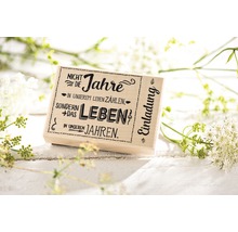 Holzwürfel mit dem Spruch Nicht die Jahre in unserem Leben zählen, sondern das Leben in unseren Jahren.