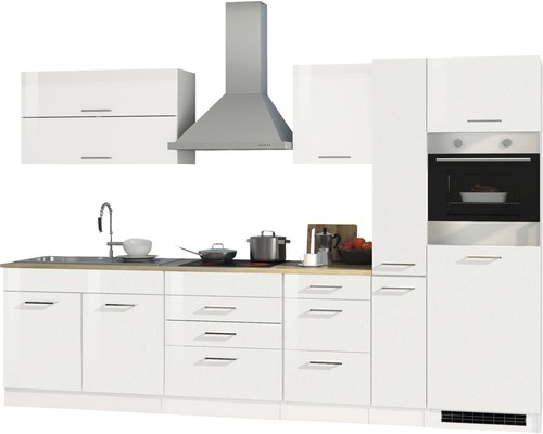 Küchenzeile mit Hängeschränken, Spüle, Kochfeld, Dunstabzugshaube und Backofen.