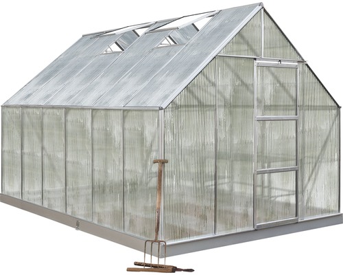 Gewächshaus mit Öffnungen im Dach und Gartengeräten