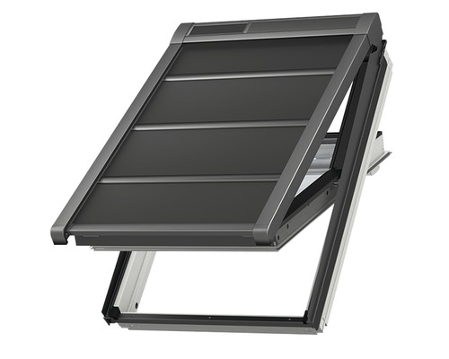Geöffnetes Dachfenster mit Rollladen