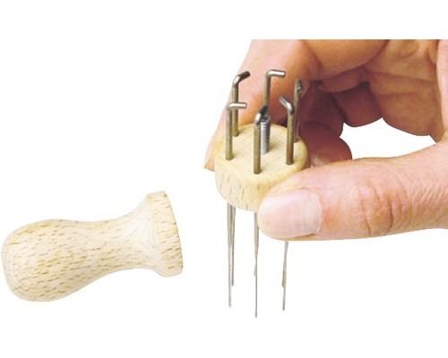 Filznadelwerkzeug mit Holzgriff und Metallnadeln