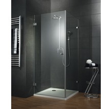 Moderne Dusche mit Glaswänden und Duschwanne im Badezimmer.