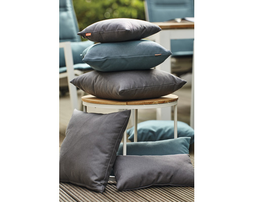 Stapel aus Gartenkissen in verschiedenen Größen