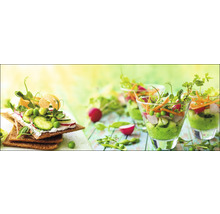 Knäckebrot mit Gemüse und Gemüsegläser auf einem Tisch