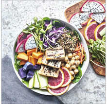 Bowl mit Quinoa, Tofu, Kichererbsen, Gemüse und Obst