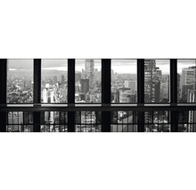 Schwarzweißfoto einer Stadtansicht durch ein Fenster