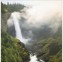 Landschaft mit Wasserfall, Felsen und Nebel