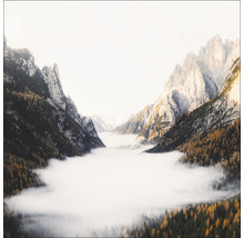 Landschaft mit Bergen und Nebel