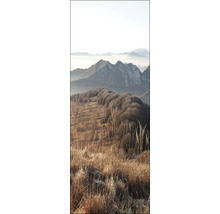Landschaft mit Bergen und trockenem Gras im Vordergrund