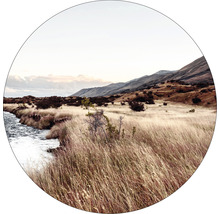 Landschaft mit Fluss, Gras und Bergen