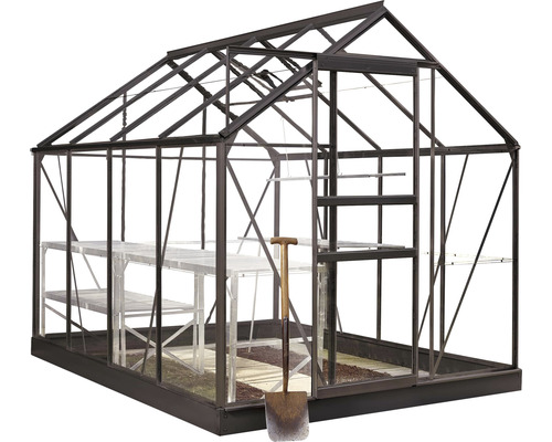 Gewächshaus mit Regalen und Spaten
