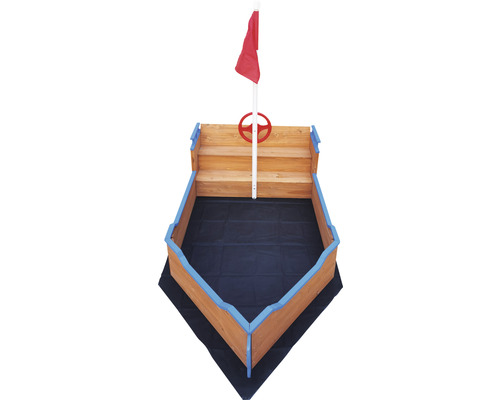 Sandkasten in Bootsform mit Steuerrad und roter Flagge