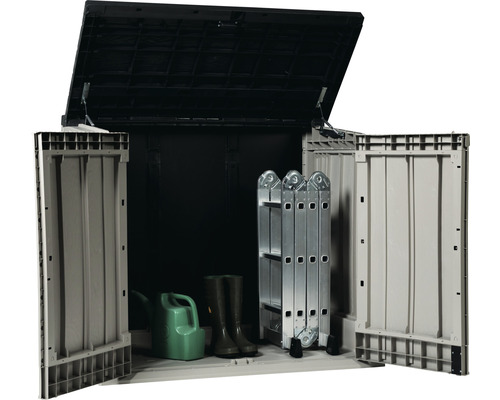 Geöffneter Geräteschuppen mit Leiter, Gießkanne und Gummistiefeln