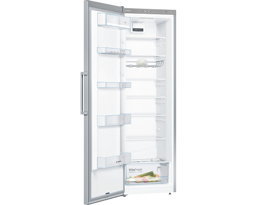 Offener Kühlschrank mit Regalen und VitaFresh Schublade.