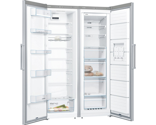 Geöffneter Side-by-Side Kühlschrank mit Regalen und Schubladen