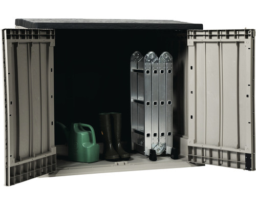 Geöffnete Gartenbox gefüllt mit Gießkanne, Gummistiefeln und Leiter