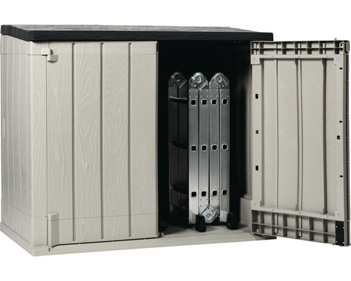 Gartenschrank mit geöffneter Tür und Leiter