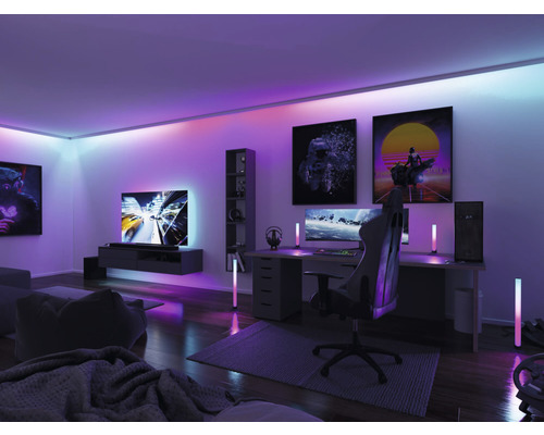 Modernes Spielzimmer mit Schreibtisch, Computer, Gaming-Stuhl, Regalen und LED-Beleuchtung