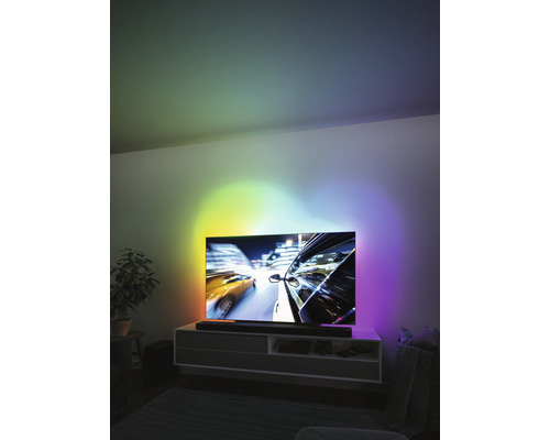 Wohnzimmer mit Fernsehgerät auf einem Lowboard und indirekter Beleuchtung