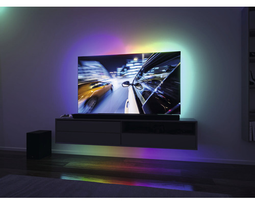 Wohnzimmer mit Fernseher, Soundbar, Subwoofer und indirekter Beleuchtung