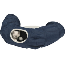 Katze in einem blauen Katzentunnel mit Liegefläche und Spielzeugball