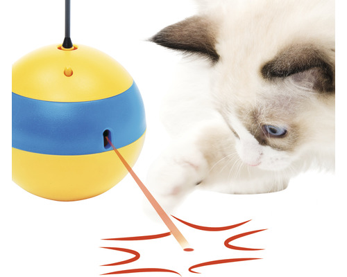 Gelb-blaue interaktive Spielzeugkugel mit Laserpunkt und spielender Katze