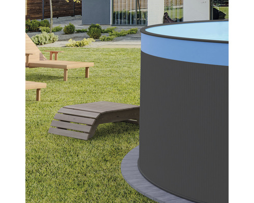 Gartenszene mit Pool und Holzliegen auf Rasen